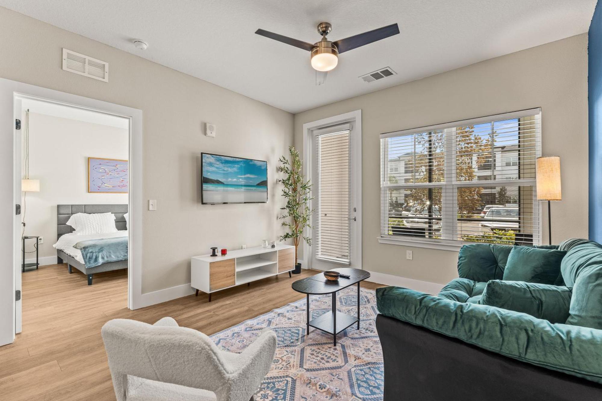 Apartment Private Full Pet-friendly King Condo, Pool, Gym, Near Parks