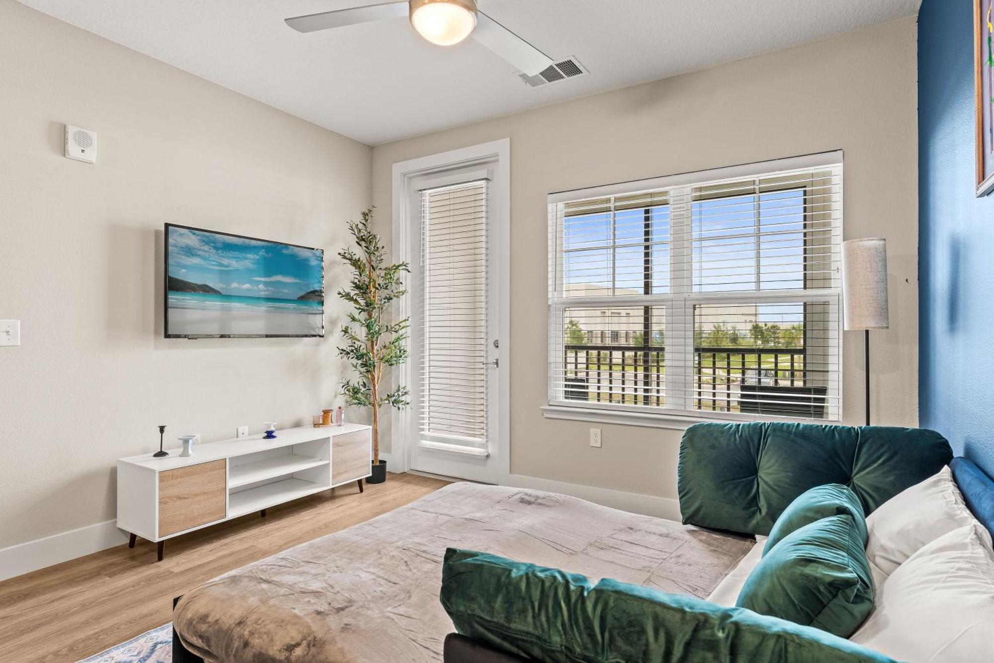 Private Full Pet-friendly King Condo, Pool, Gym, Near Parks * Orlando