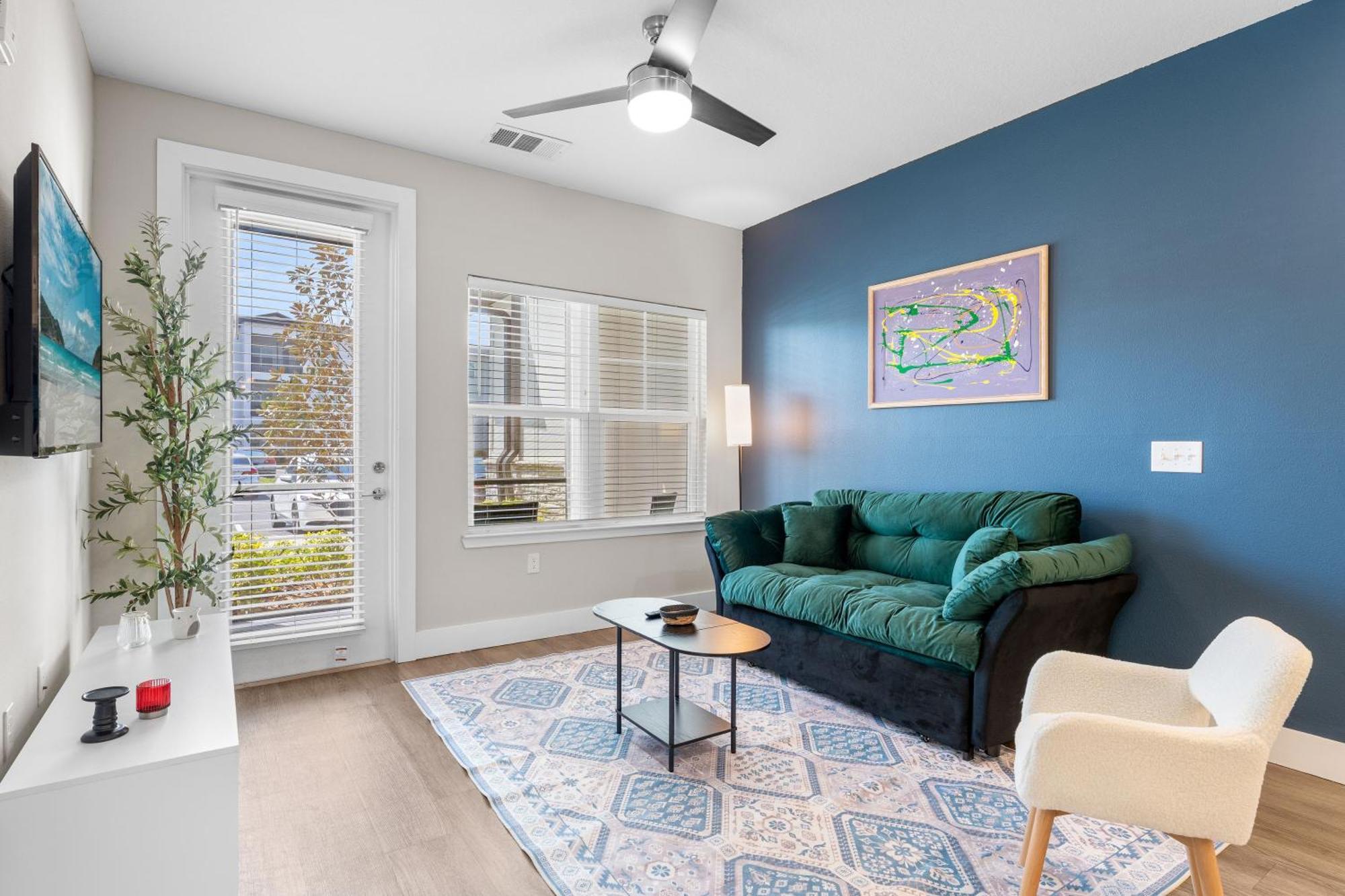 Private Full Pet-friendly King Condo, Pool, Gym, Near Parks *