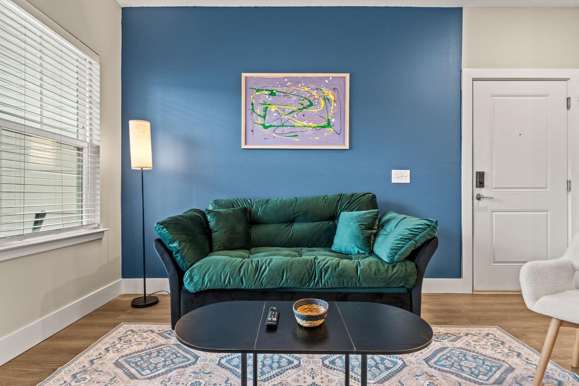 Private Full Pet-friendly King Condo, Pool, Gym, Near Parks Orlando
