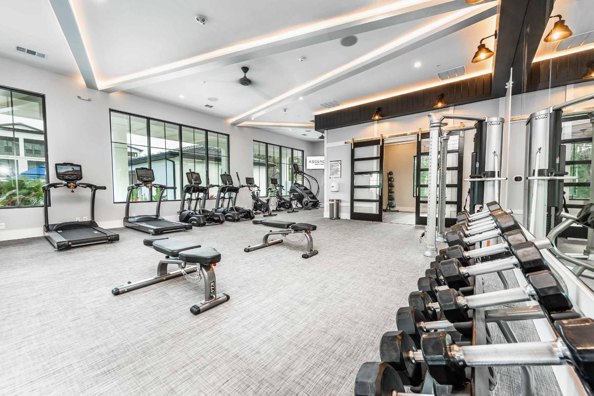 Private Full King Bed Apt, Pool & Gym, Near Parks, Pets Allowed