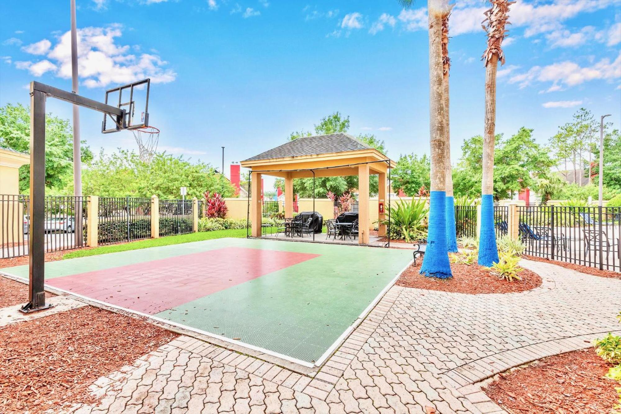 King W Pool & Hot Tub Near Apartment Orlando