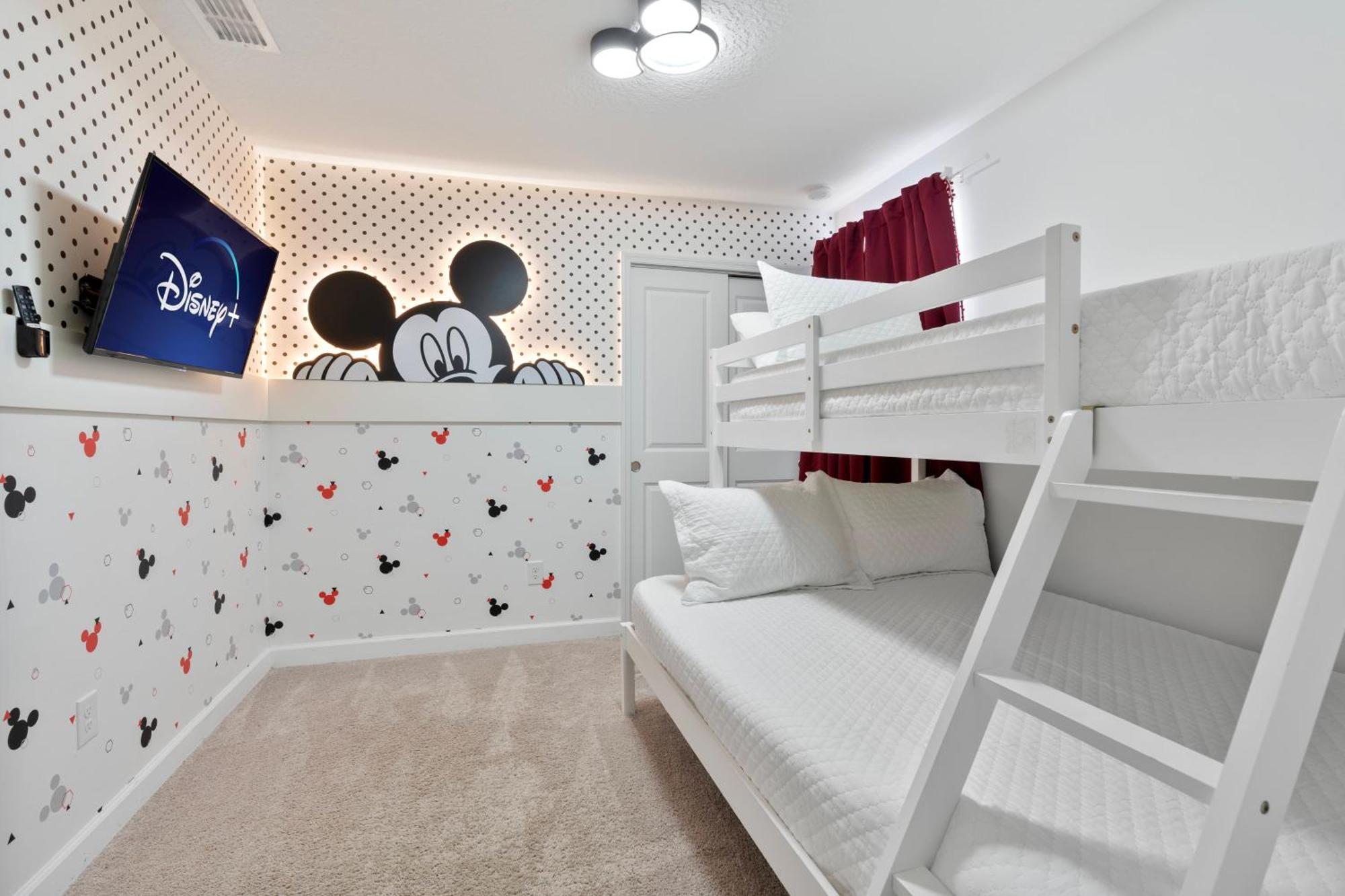 Super Spacious W Private Pool Themed Beds *