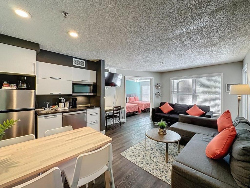 Two Bed In Parkway Palms Apartment