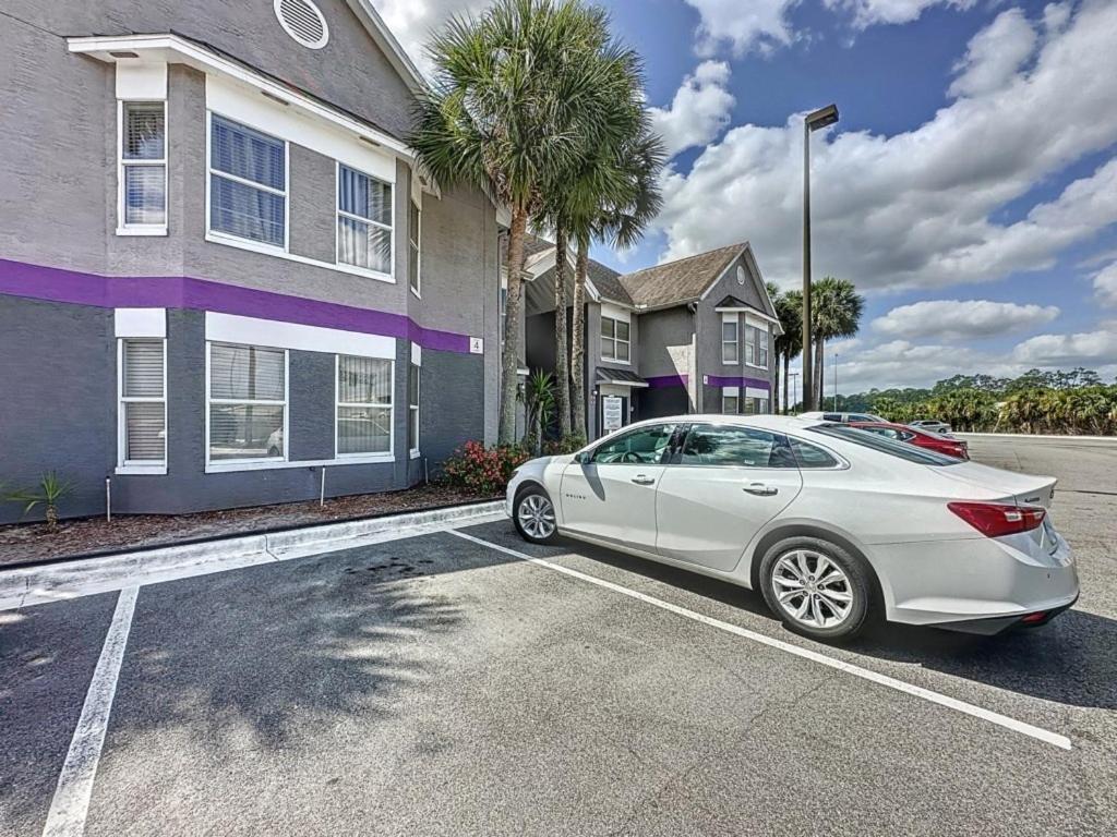 Two Bed In Parkway Palms