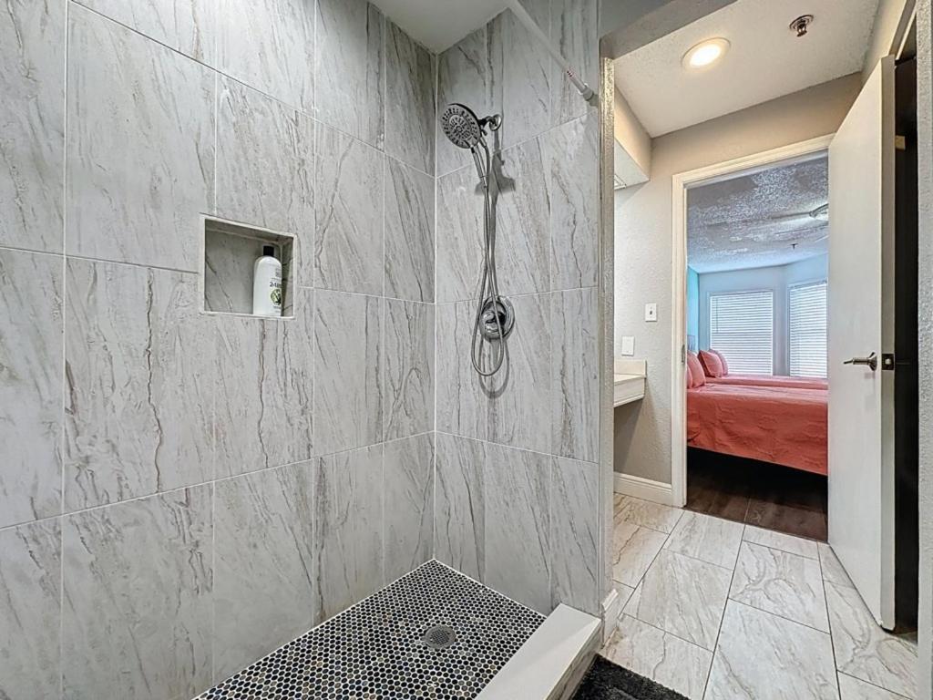 Two Bed In Parkway Palms Apartment