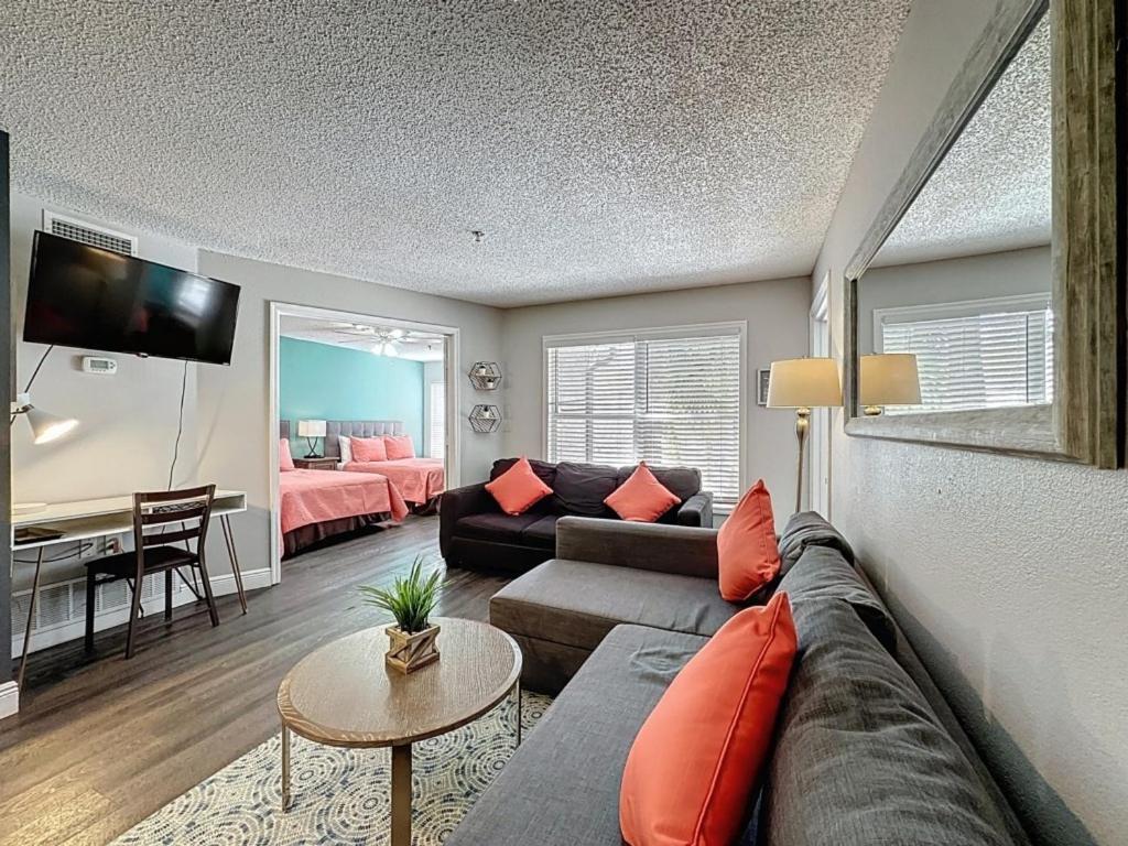 Two Bed In Parkway Palms Apartment *