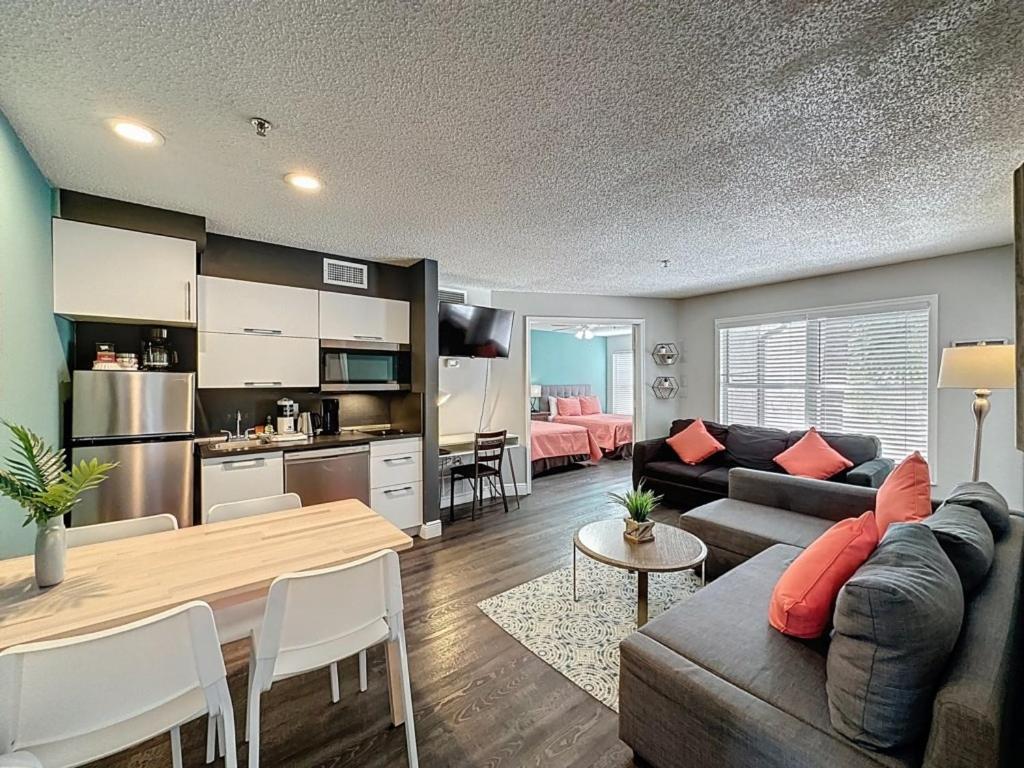 Two Bed In Parkway Palms Apartment *