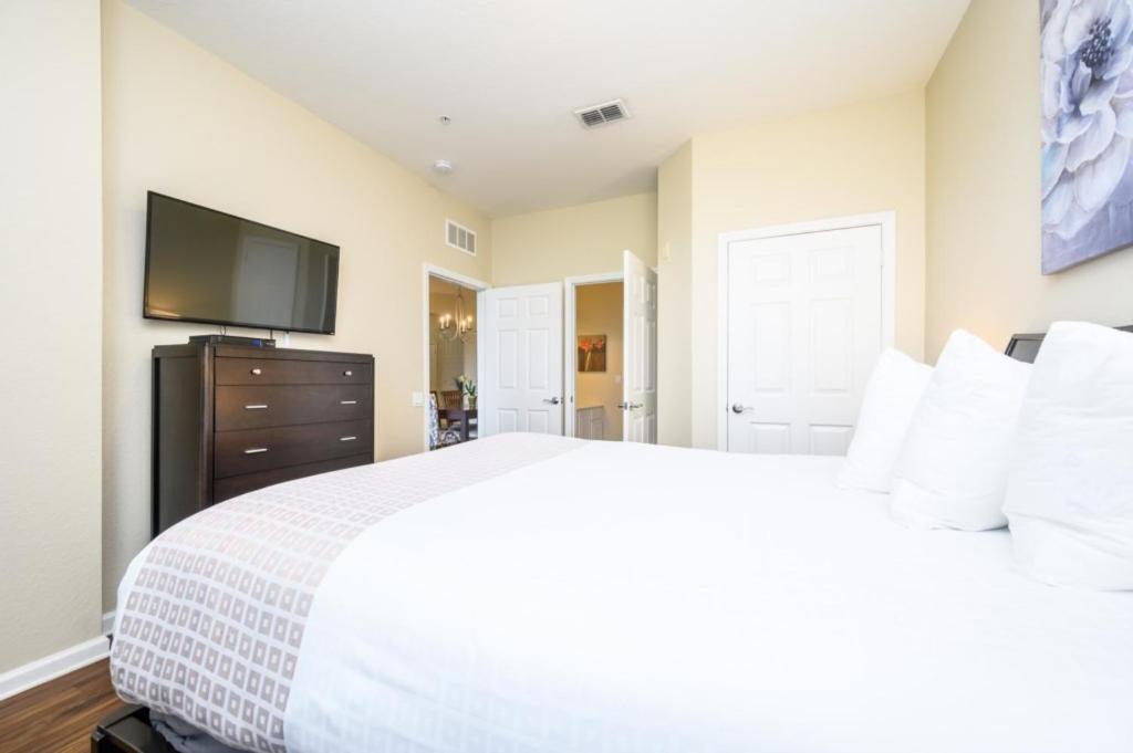 Beautiful Deluxe Condo, Vista Cay - 3023