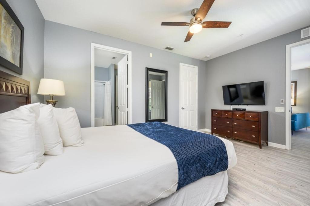 Newly Renovated Premium Condo, Vista Cay - 2002 Apartment