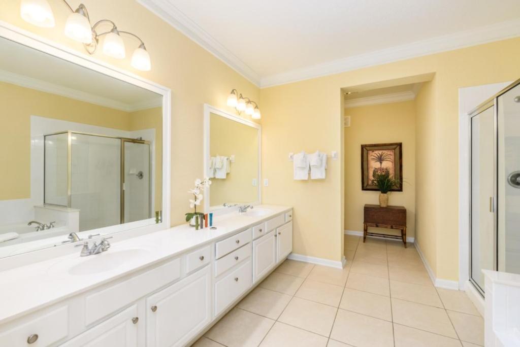 Gorgeous 3 Bed Lakeview, Vista Cay - 1010 Apartment *