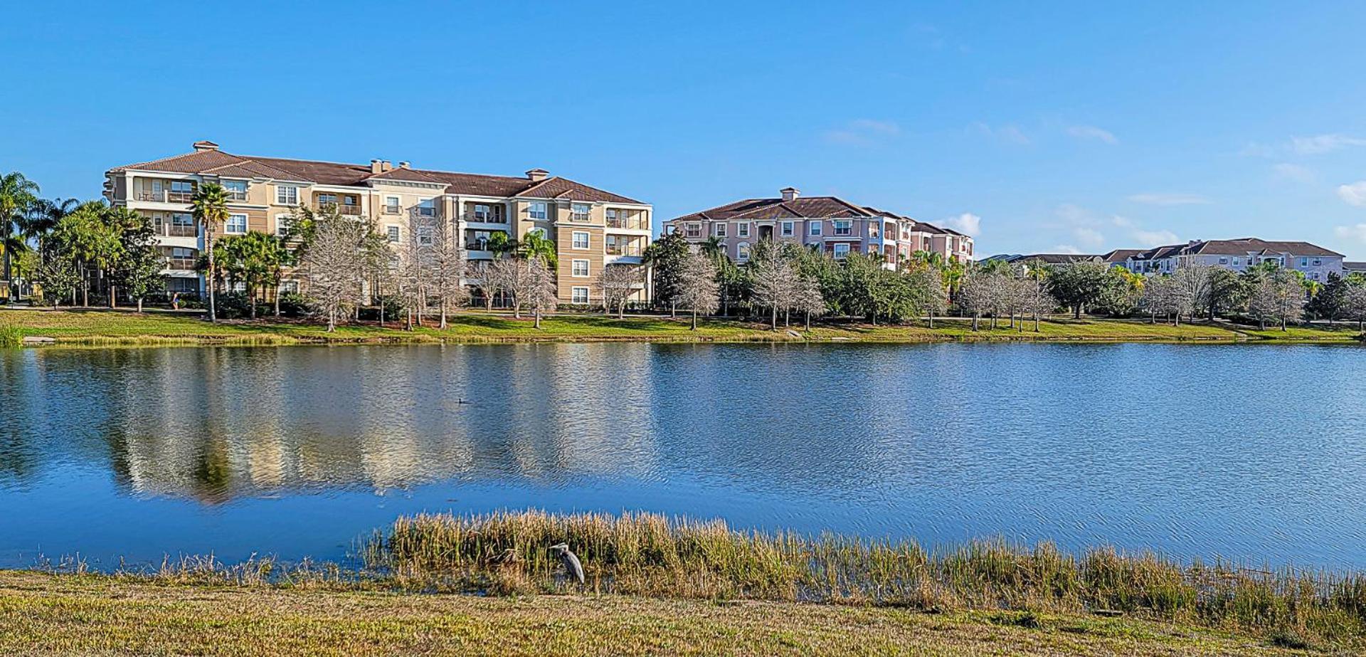 Gorgeous 3 Bed Lakeview, Vista Cay - 1010 *