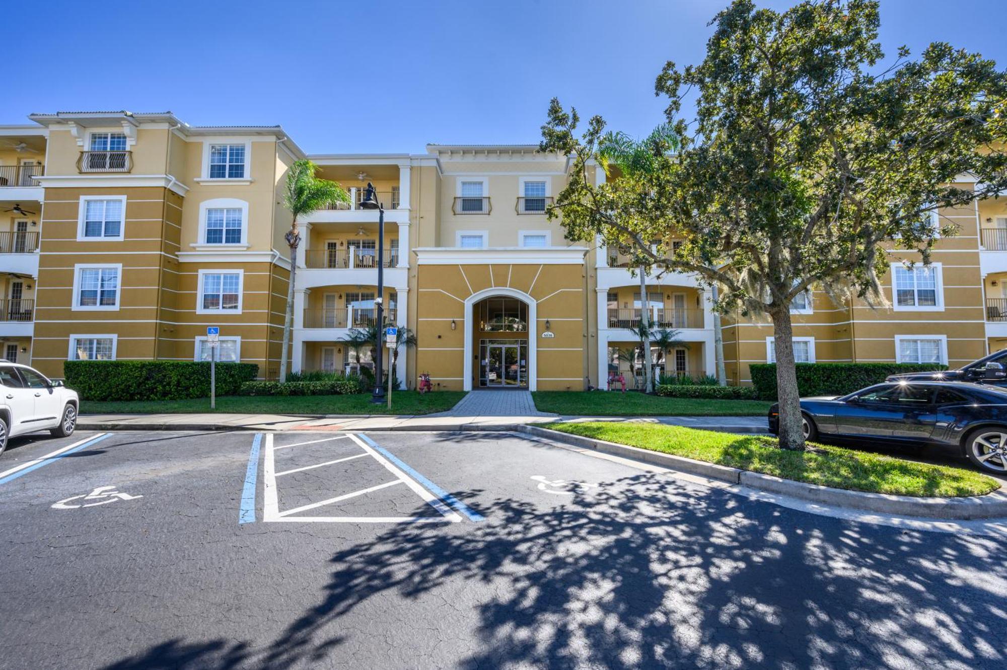 Beautiful Lakeview Condo, New Listing -1024 Orlando