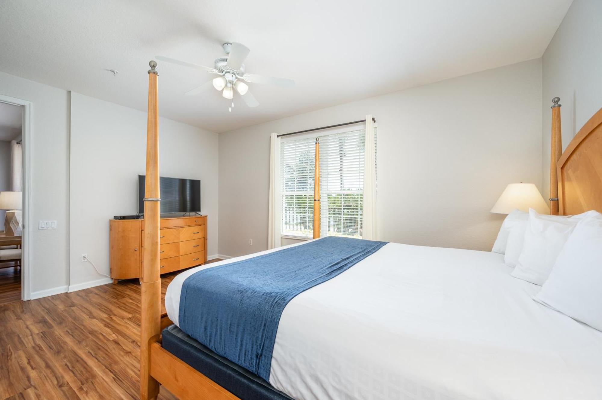 Beautiful Lakeview Condo, New Listing -1024 Apartment