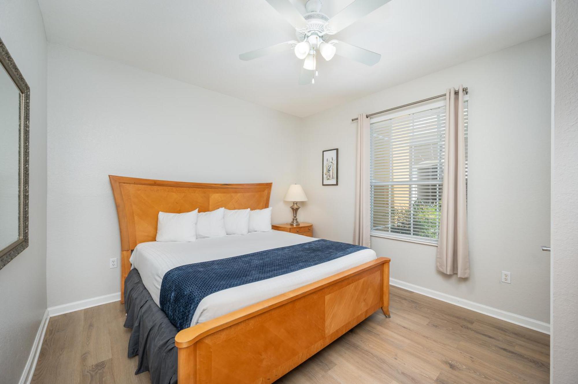 Beautiful Lakeview Condo, New Listing -1024 Orlando
