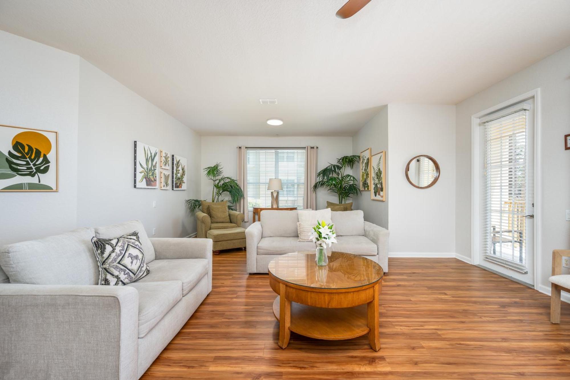 Beautiful Lakeview Condo, New Listing -1024 *