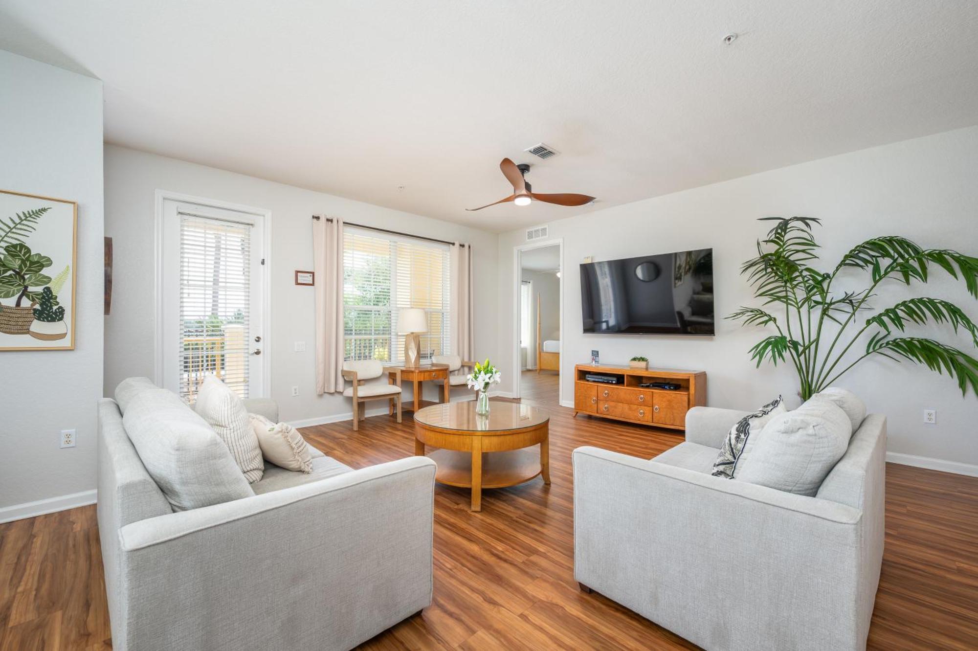 Beautiful Lakeview Condo, New Listing -1024 *