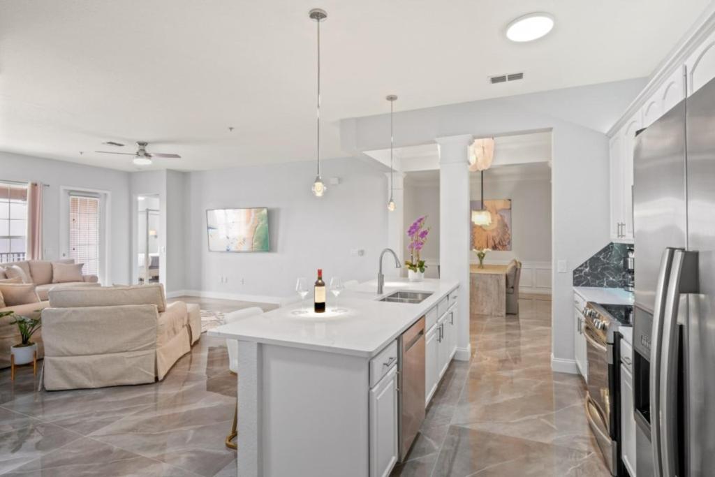 Luxury Lakeview Penthouse, Vista Cay 1025 Apartment *