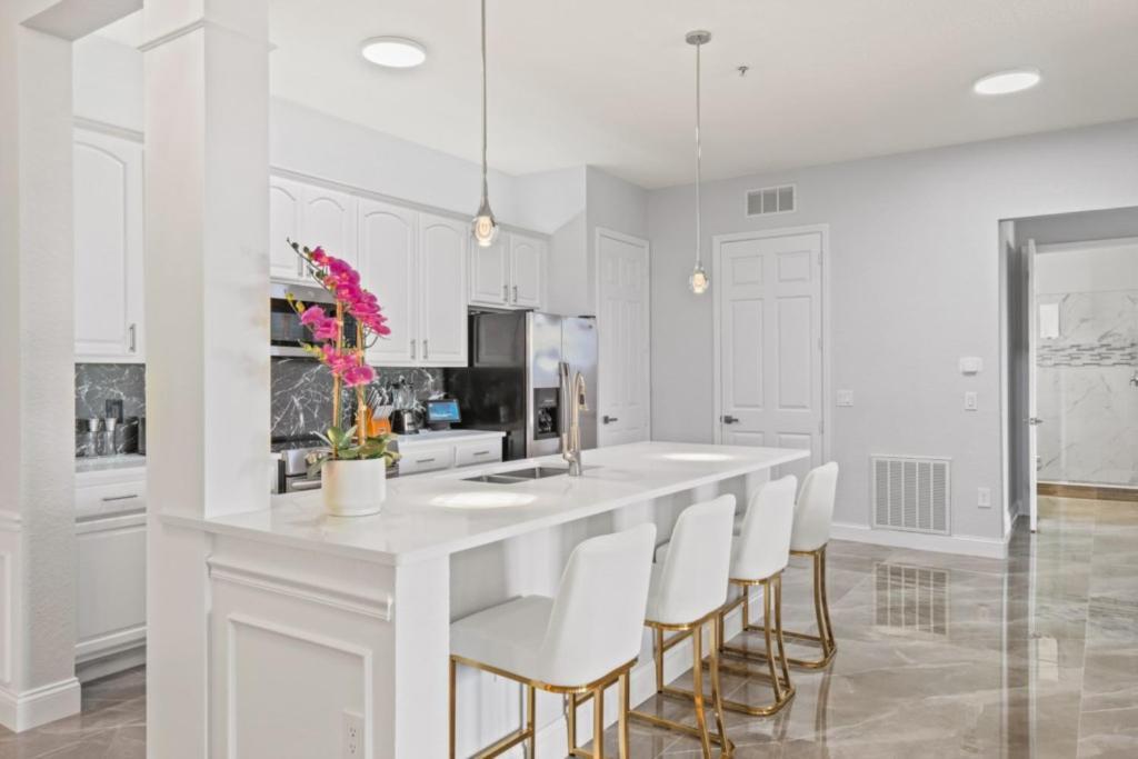 Luxury Lakeview Penthouse, Vista Cay 1025 *