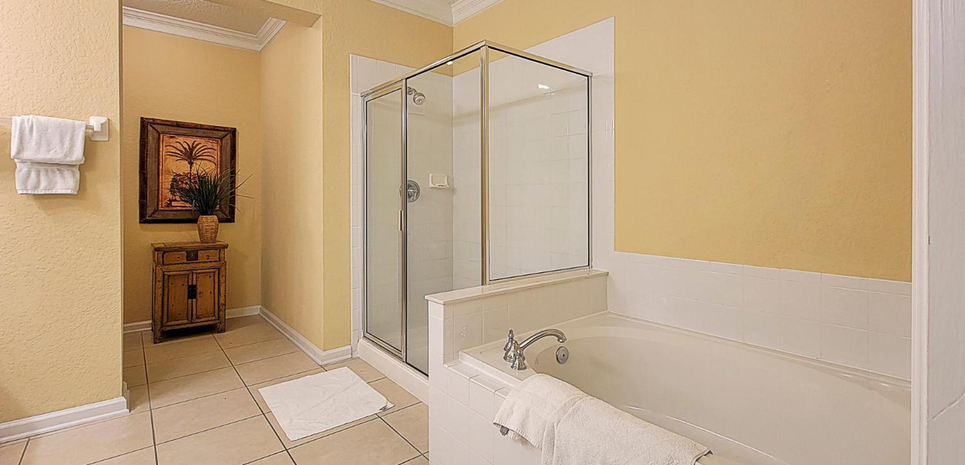 Gorgeous 3 Bed Lakeview, Vista Cay - 1010