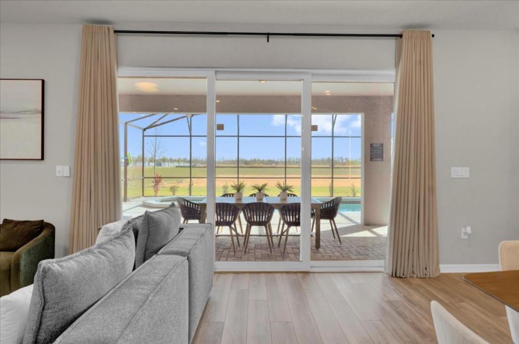 10 Bedrooms - 8 Bathrooms - Windsor Cay 16001cc Holiday home *