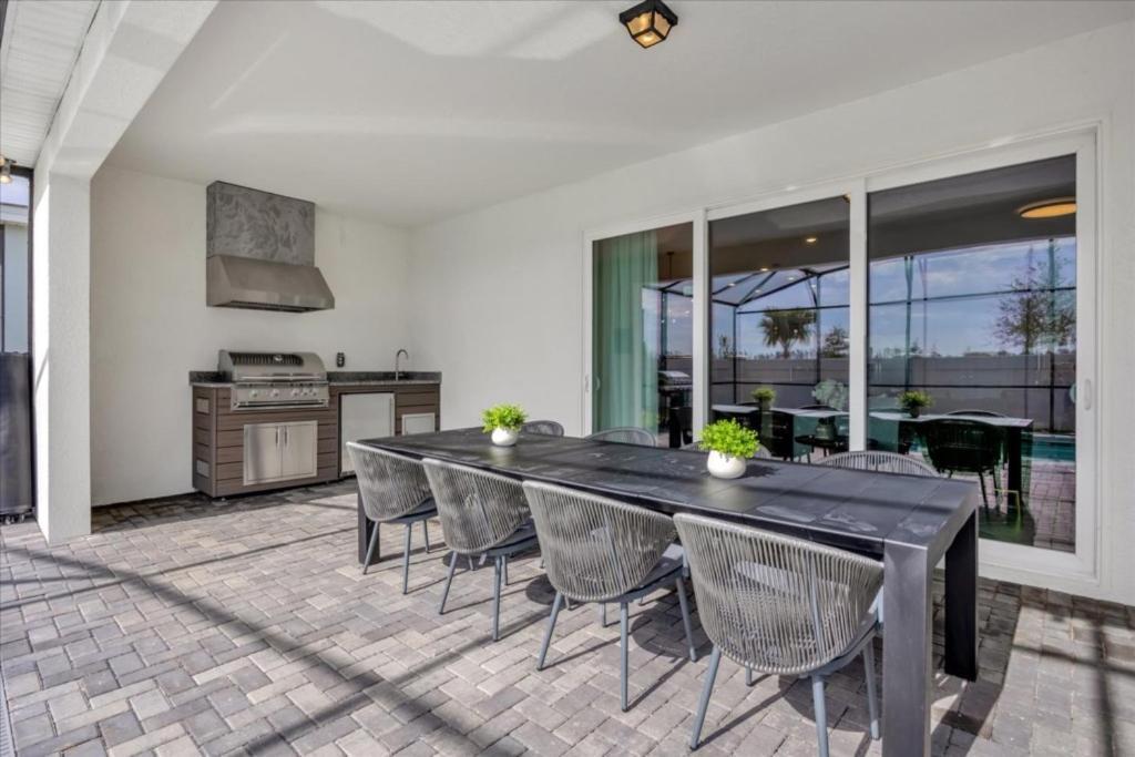 10 Bedrooms- 8 Bathrooms- Windsor Cay 16212sm *