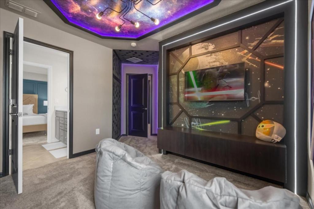 10 Bedrooms- 8 Bathrooms- Windsor Cay 16212sm *
