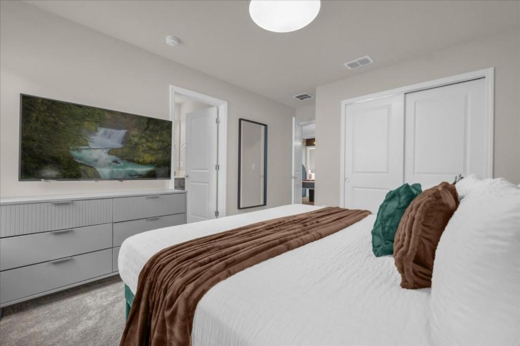 10 Bedrooms- 8 Bathrooms- Windsor Cay 16212sm Holiday home *