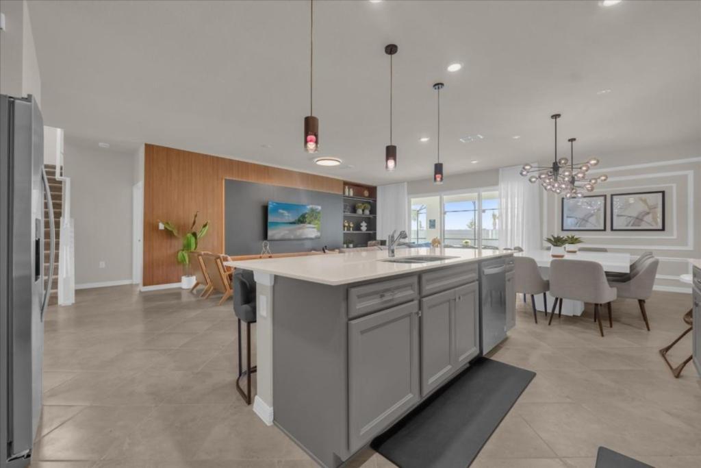 10 Bedrooms- 8 Bathrooms- Windsor Cay 16212sm