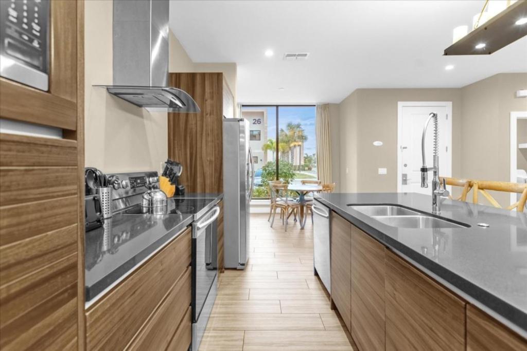 4 Bedroom-4,5 Bathroom-magic Village Views3131rw