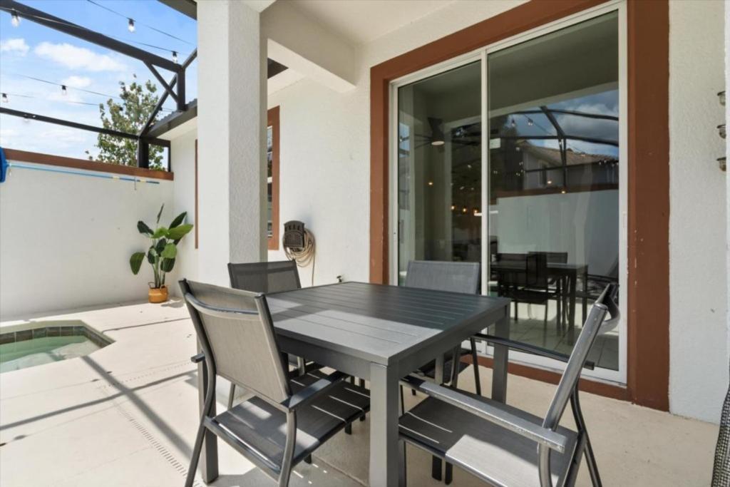 5 Bedrooms - 4 Bathrooms - Storey 4814 Rc