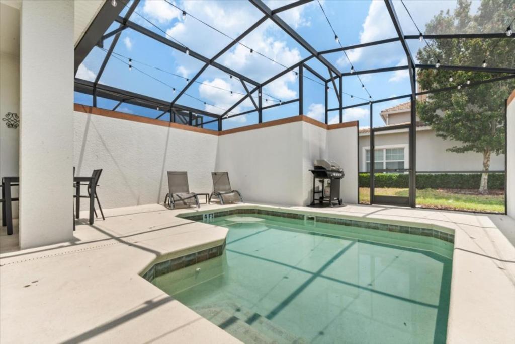 5 Bedrooms - 4 Bathrooms - Storey 4814 Rc *