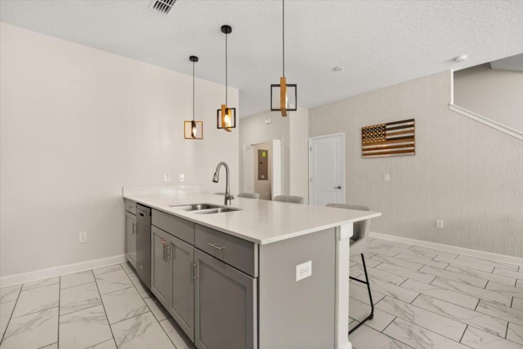 5 Bedrooms - 4 Bathrooms - Storey 4814 Rc Orlando
