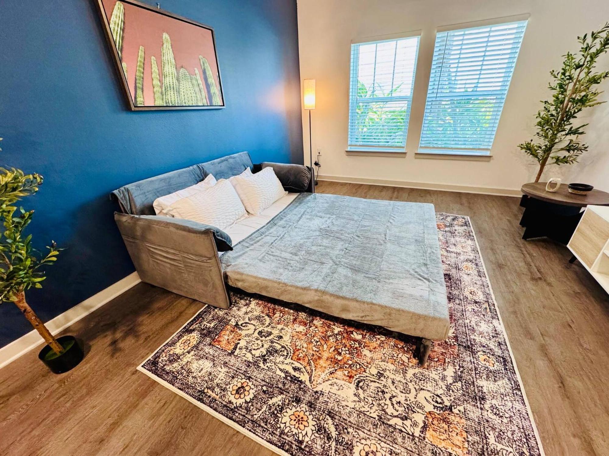 Complete King W Pool View & Gym Pet Friendly Near Parks Apartment *