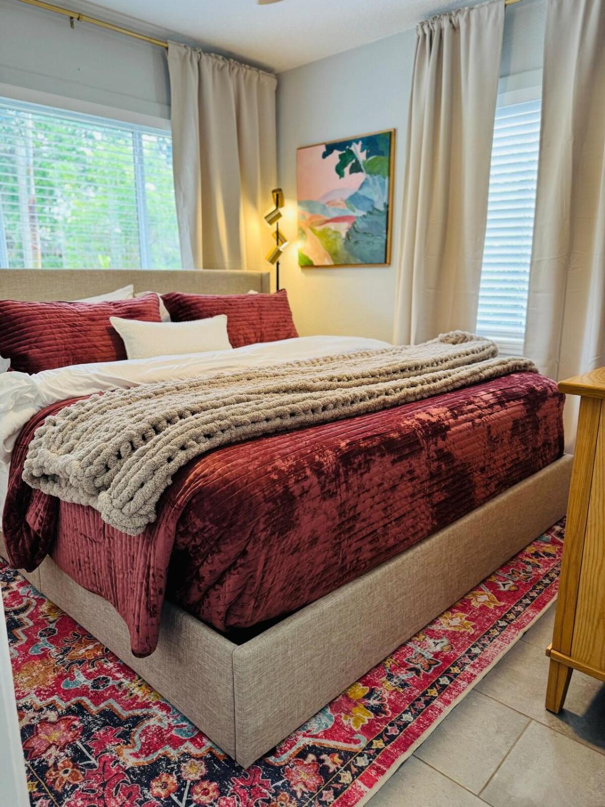 Holiday home 3br Oasis Dt Orl, Full Kitchen & Fenced Yard! *