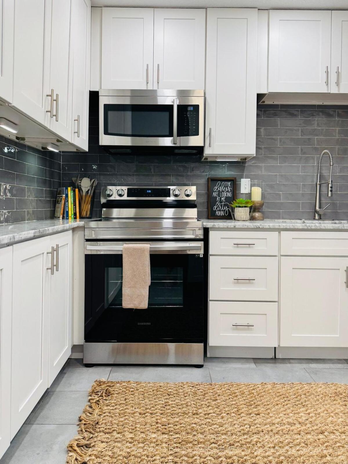 Holiday home 3br Oasis Dt Orl, Full Kitchen & Fenced Yard! *