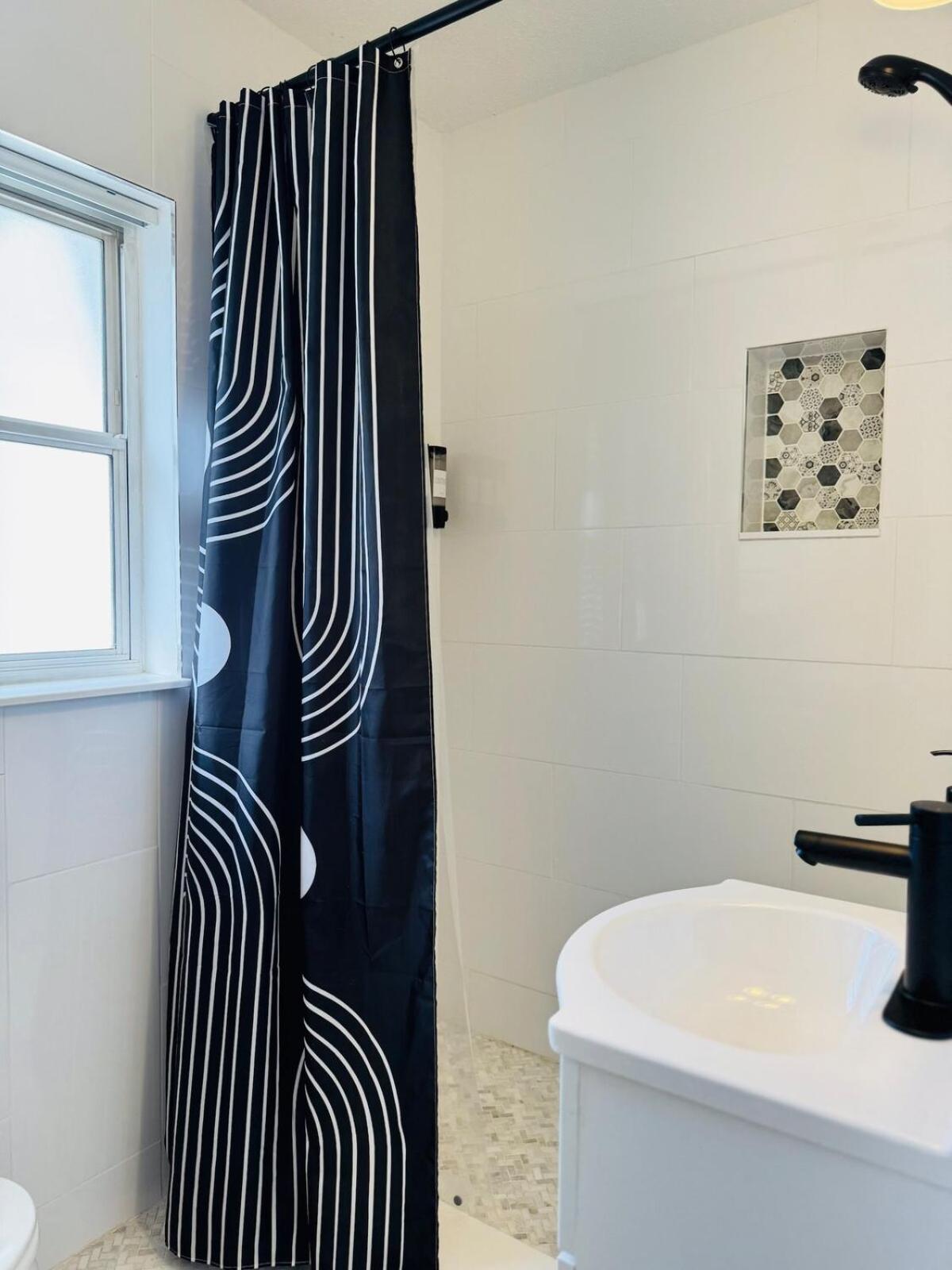 3br Oasis Dt Orl, Full Kitchen & Fenced Yard! *