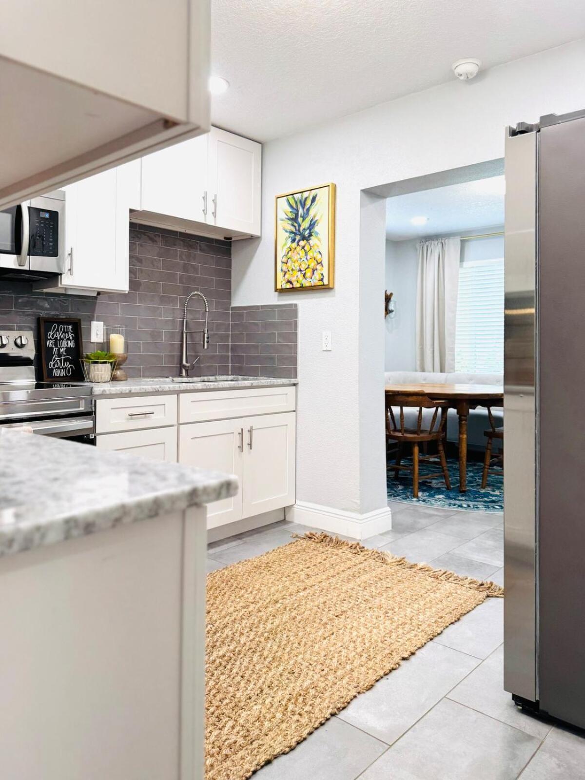 3br Oasis Dt Orl, Full Kitchen & Fenced Yard!