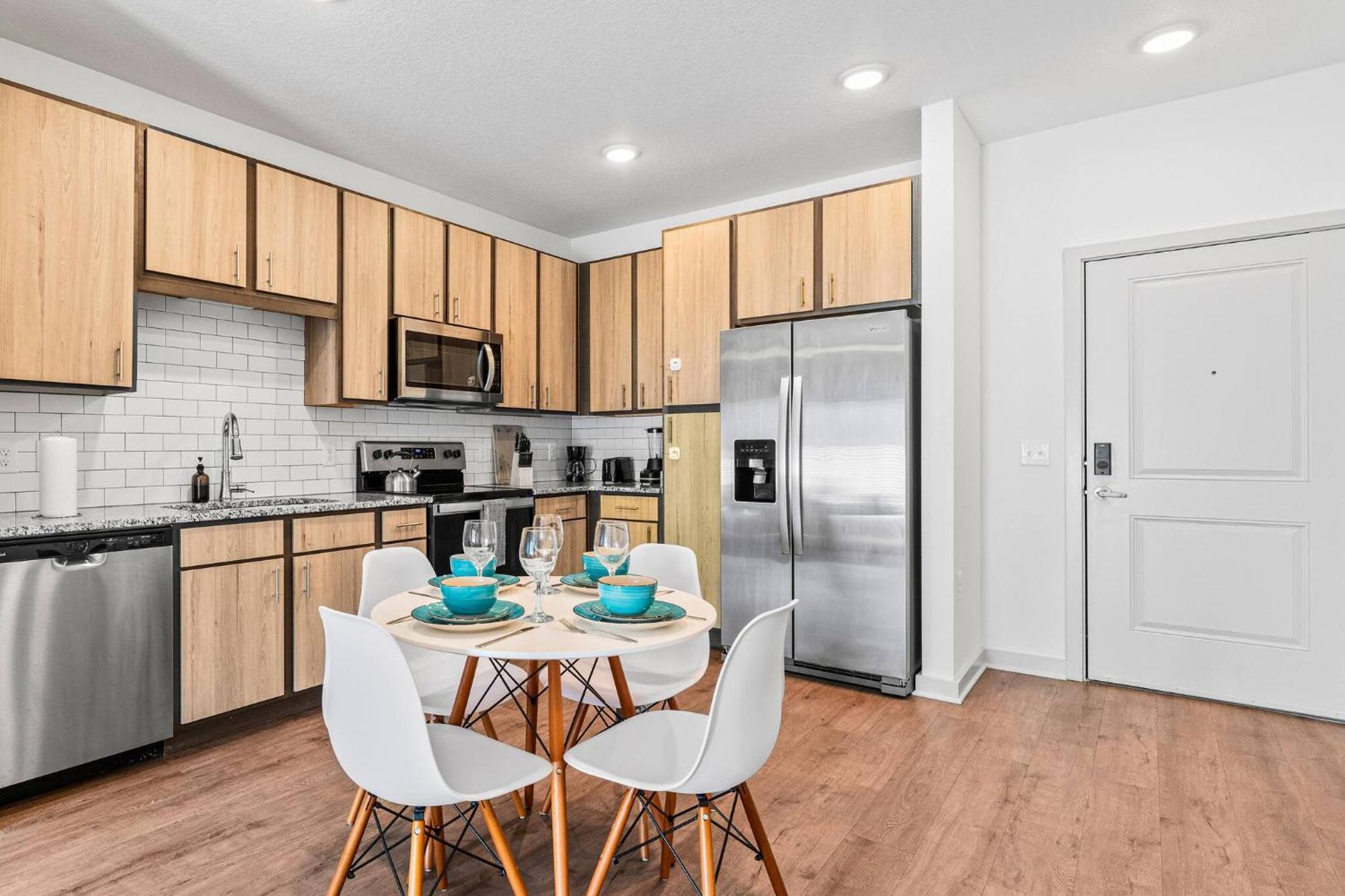 Apartment Complete King W Pool View & Gym Pet Friendly Near Parks Orlando