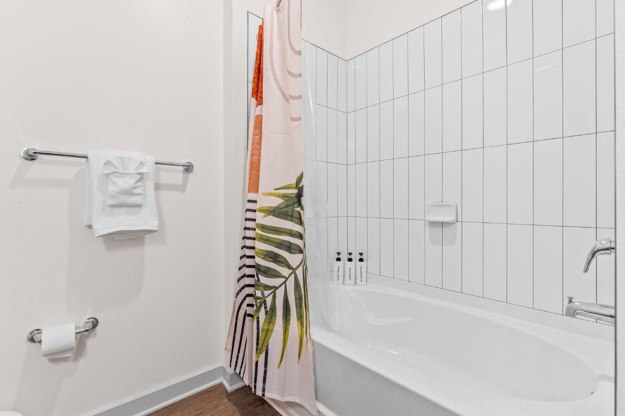 Complete King W Pool View & Gym Pet Friendly Near Parks