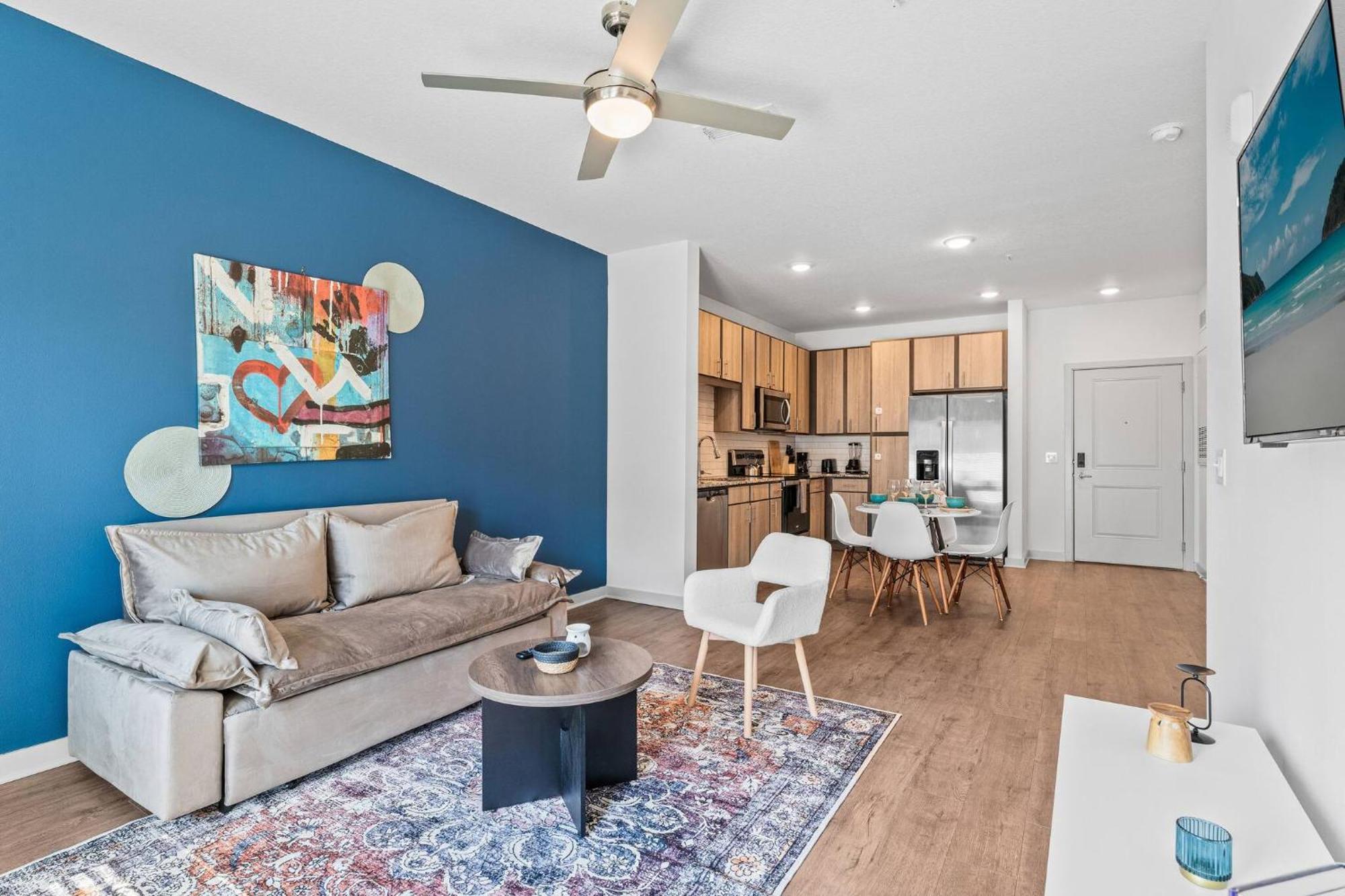 Complete King W Pool View & Gym Pet Friendly Near Parks Apartment