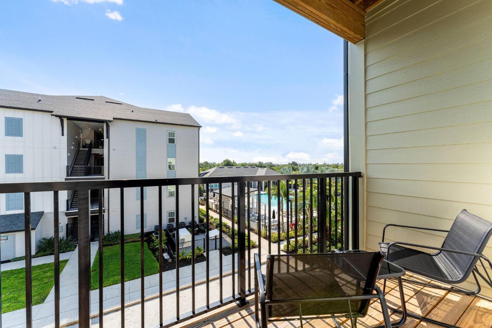 Complete King W Pool View & Gym Pet Friendly Near Parks Apartment Orlando