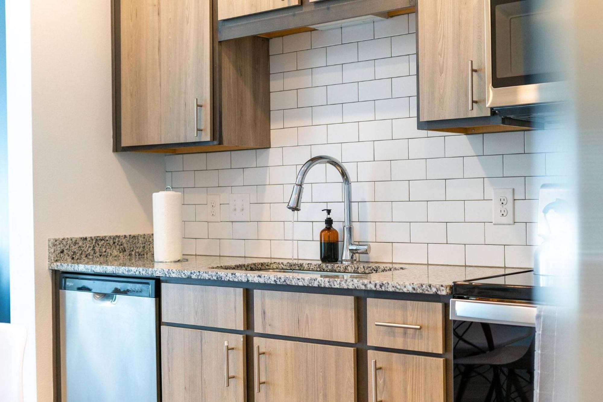 Complete King W Pool View & Gym Pet Friendly Near Parks Apartment Orlando