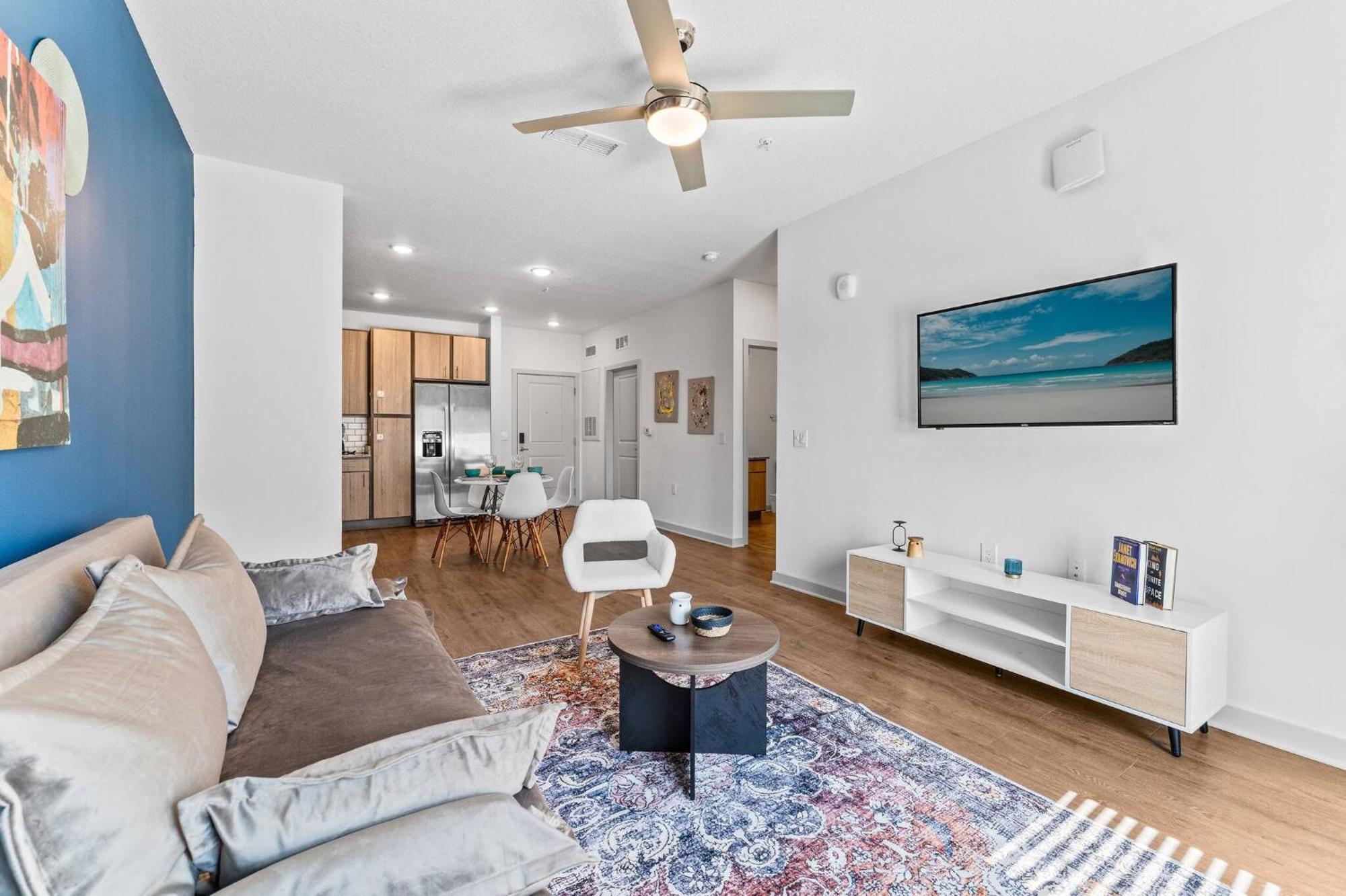 Apartment Complete King W Pool View & Gym Pet Friendly Near Parks *