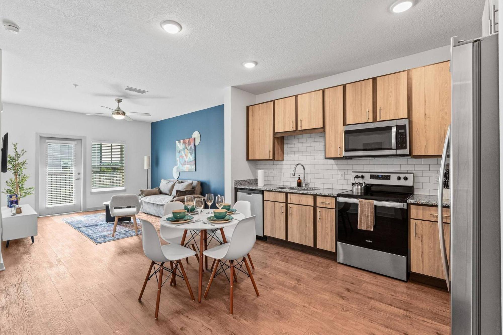 Apartment Complete King W Pool View & Gym Pet Friendly Near Parks Orlando