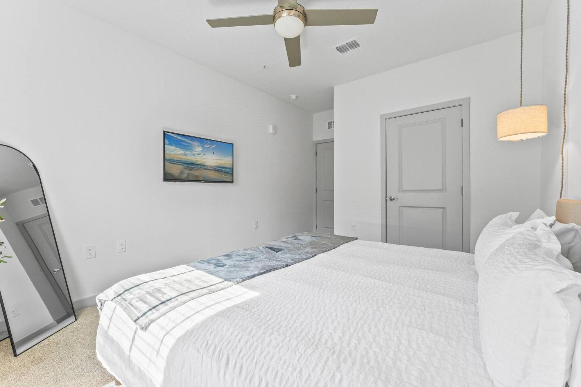 Complete King W Pool View & Gym Pet Friendly Near Parks Apartment