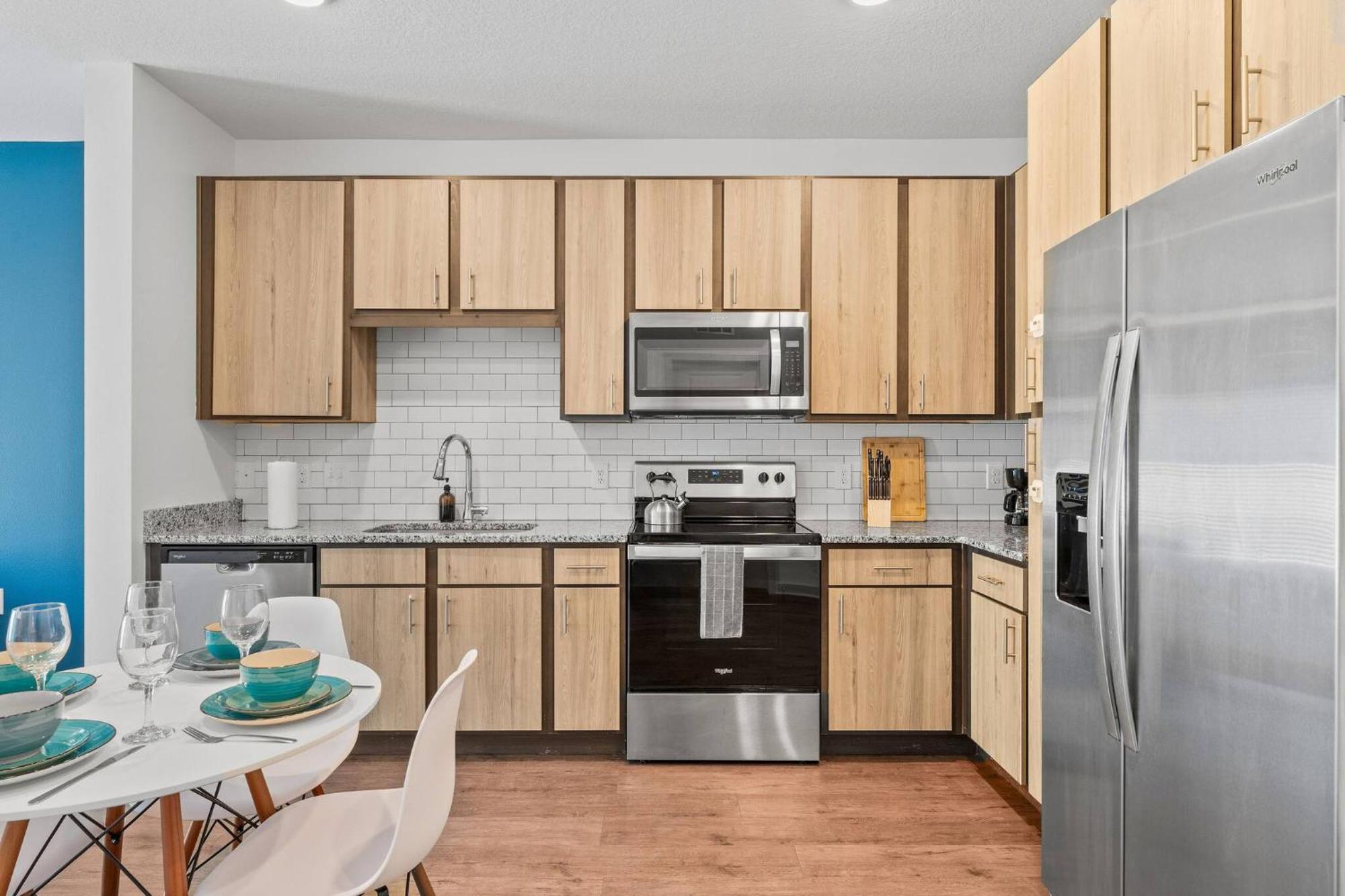 Complete King W Pool View & Gym Pet Friendly Near Parks Orlando