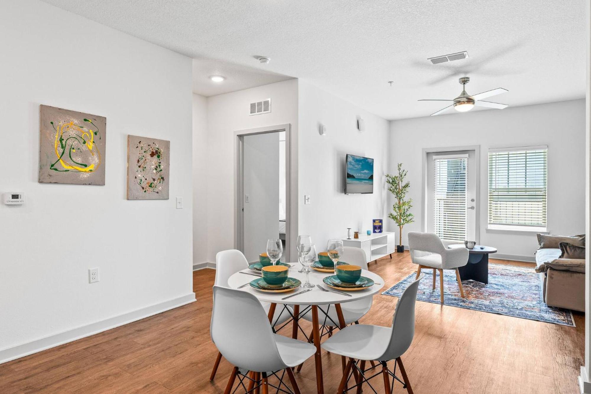 Complete King W Pool View & Gym Pet Friendly Near Parks