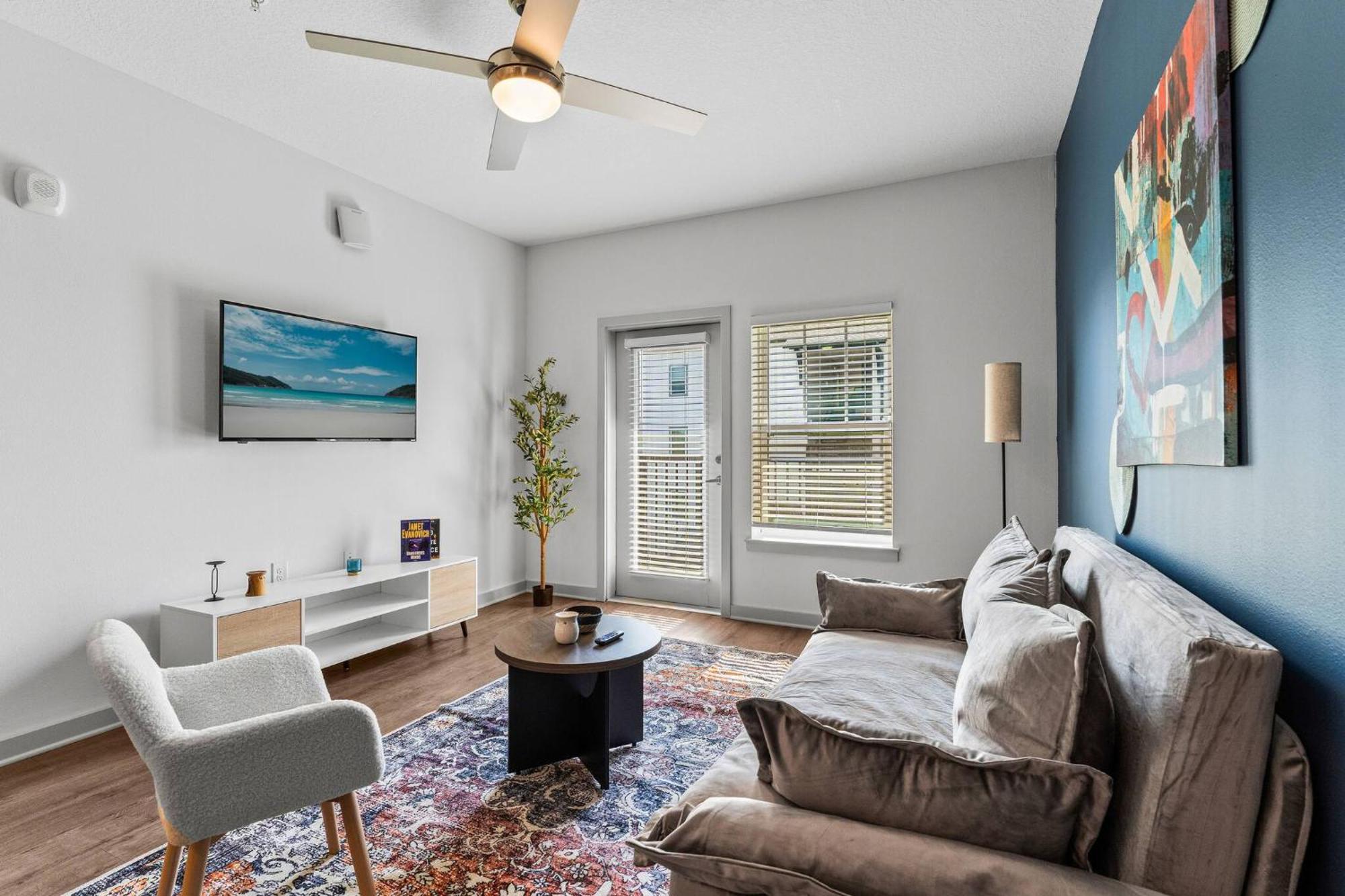 Complete King W Pool View & Gym Pet Friendly Near Parks Apartment Orlando
