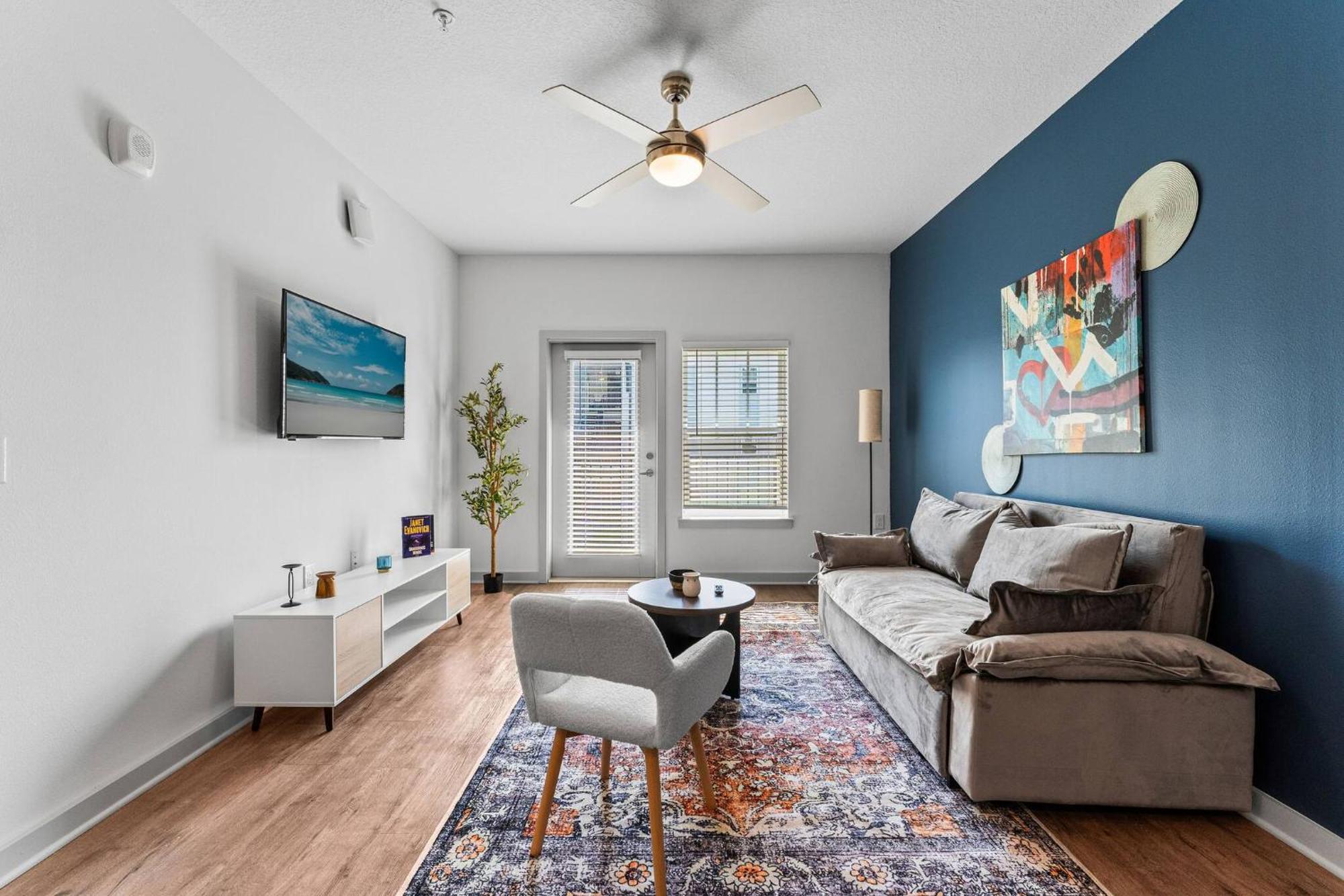 Apartment Complete King W Pool View & Gym Pet Friendly Near Parks